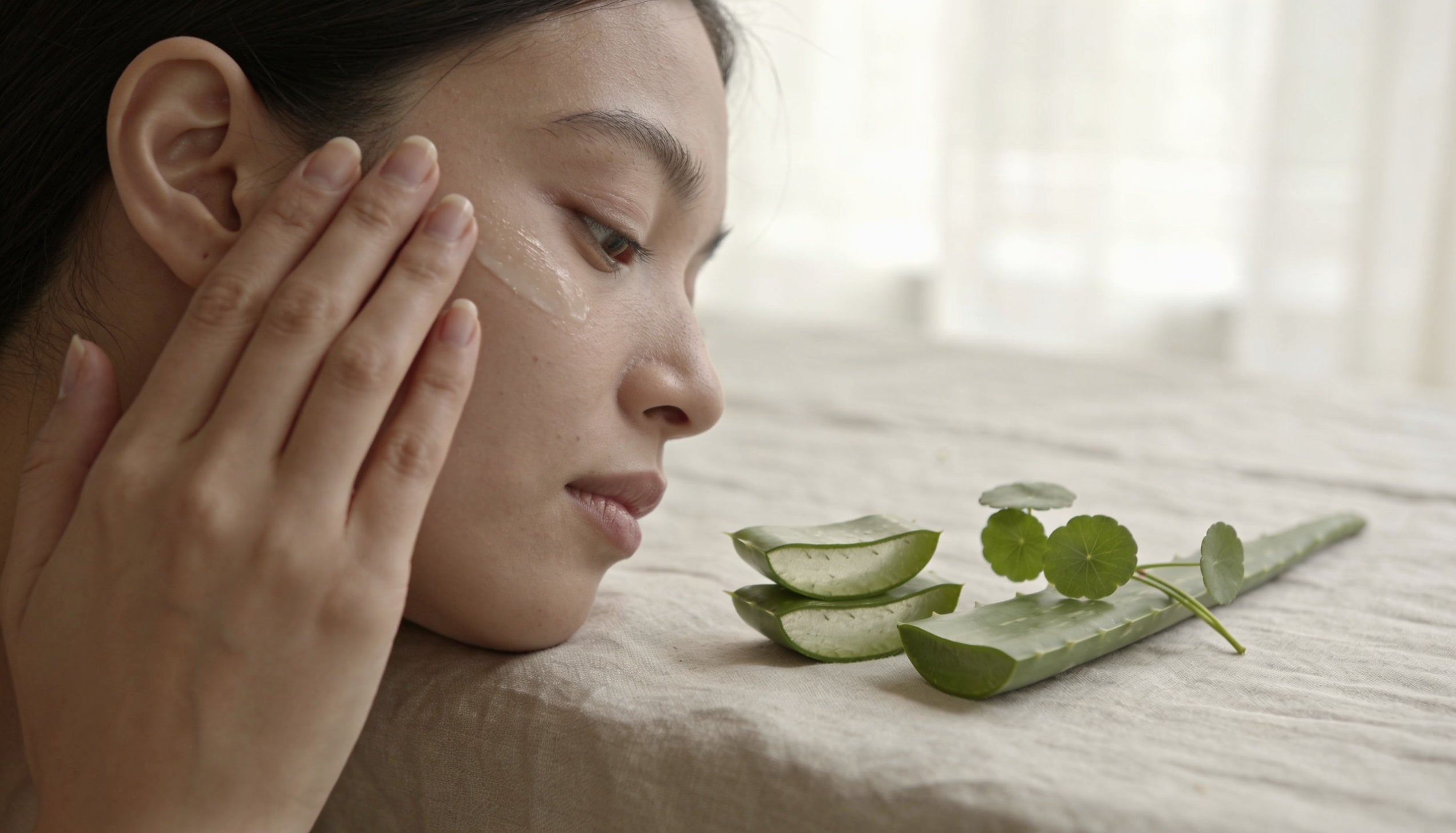 Piel sensible: cómo cuidarla con cosmética natural, ingredientes calmantes aloe vera y centella asiática - Clerea Cosmetics